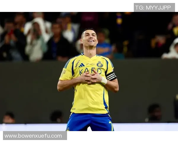 足球巨星与儿子温馨合影展现父子情深瞬间引发网友热议